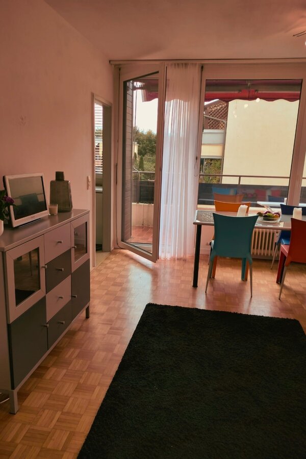 Aufenthaltsraum mit Blick auf die Loggia