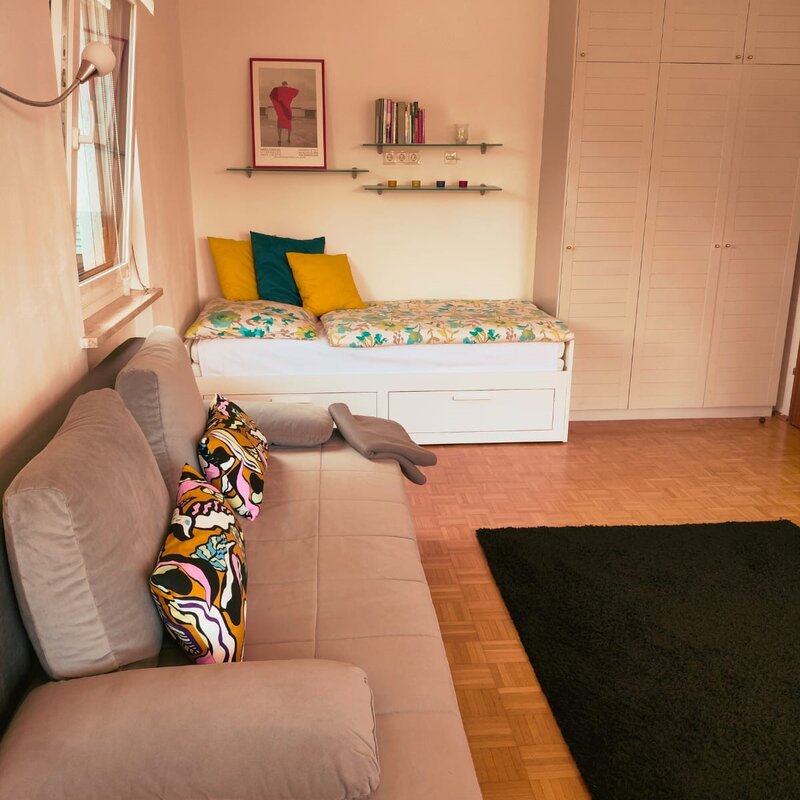 Aufenthaltsraum  mit Einzelbett und Sofa