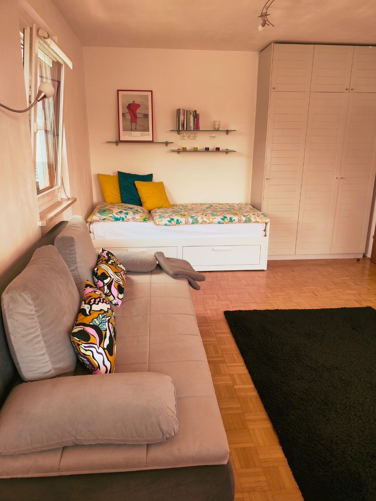 Aufenthaltsraum  mit Einzelbett und Sofa