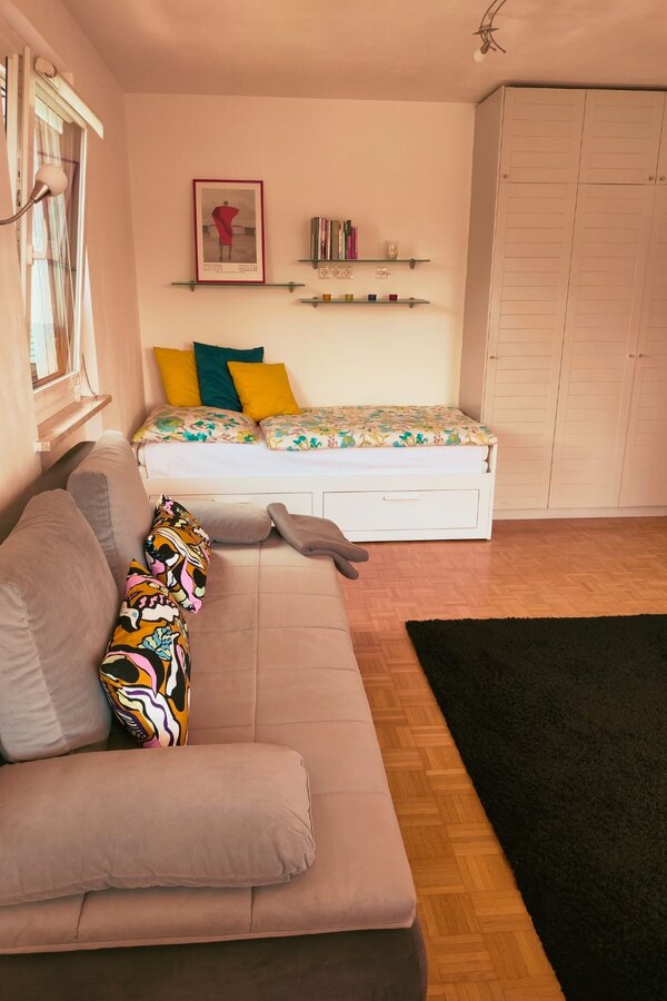 Aufenthaltsraum  mit Einzelbett und Sofa