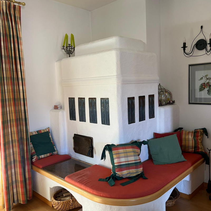 Kachelofen im Wohnzimmer