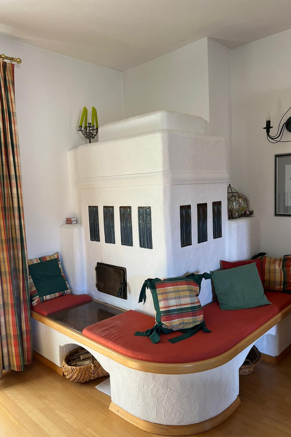 Kachelofen im Wohnzimmer