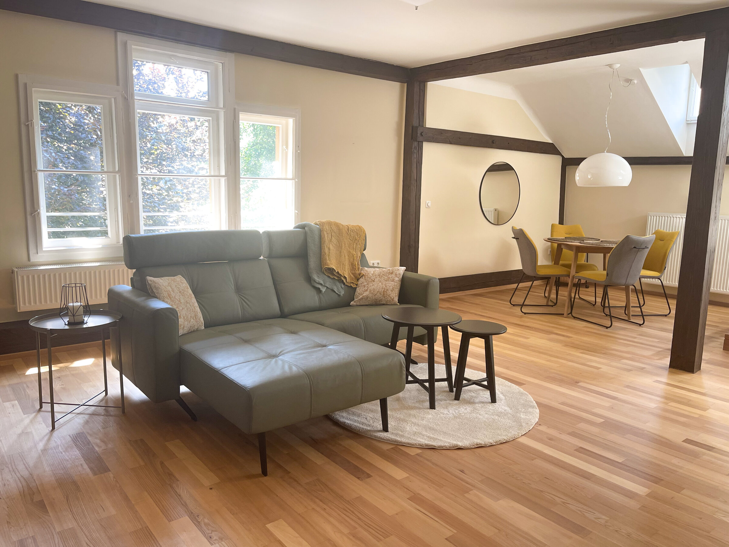 Bright living area with leather sofa & timber beams – 1-room apartment, short-term rental & temporary housing 1–6 months, Salzburg