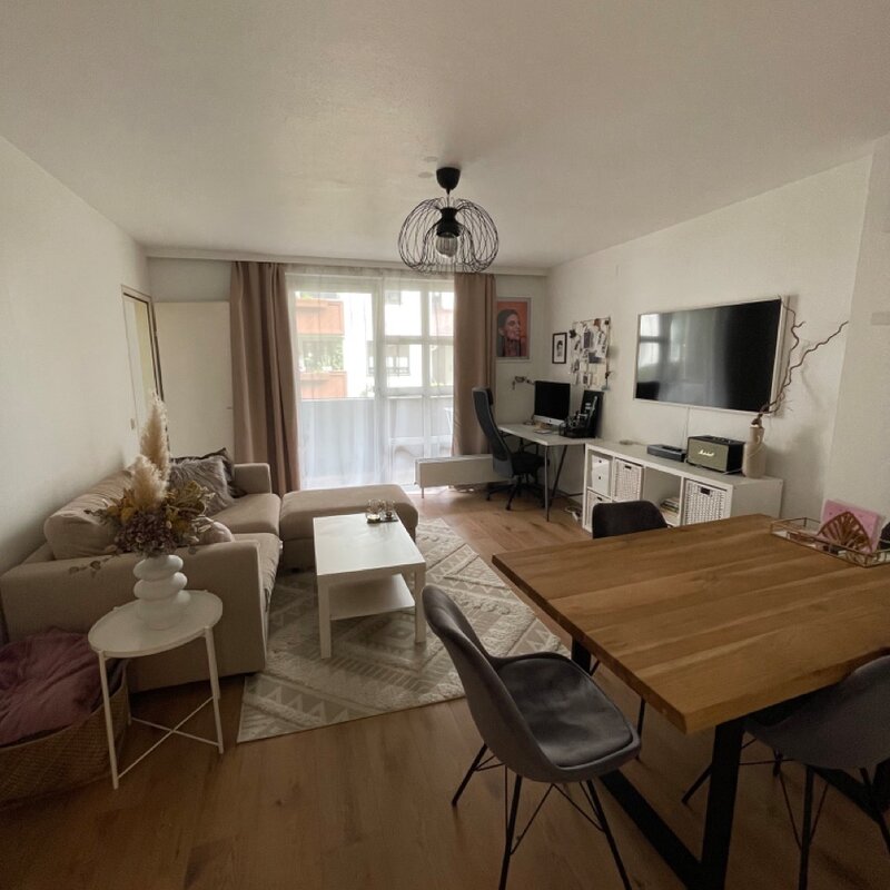 Heller Wohn-Essbereich mit modernem Ambiente – 2-Zimmer Wohnung zur Kurzzeitmiete & Wohnen auf Zeit für 1 bis 6 Monate in Salzburg