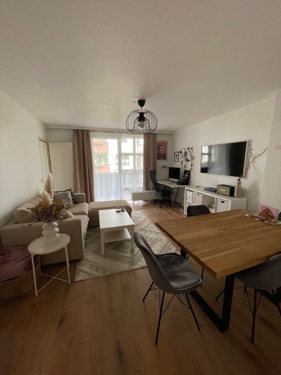 Heller Wohn-Essbereich mit modernem Ambiente – 2-Zimmer Wohnung zur Kurzzeitmiete & Wohnen auf Zeit für 1 bis 6 Monate in Salzburg