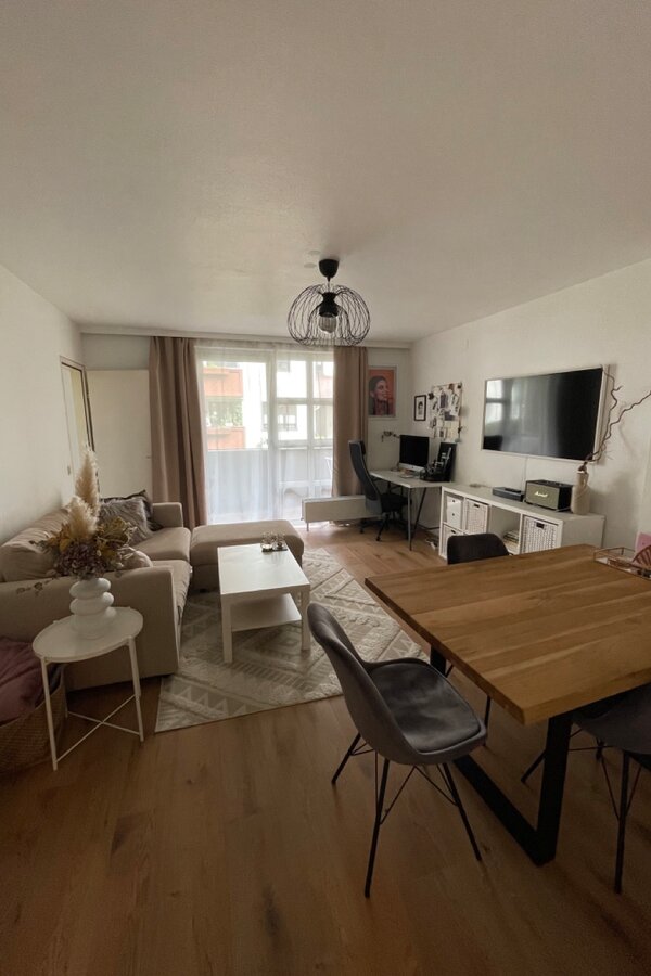 Heller Wohn-Essbereich mit modernem Ambiente – 2-Zimmer Wohnung zur Kurzzeitmiete & Wohnen auf Zeit für 1 bis 6 Monate in Salzburg
