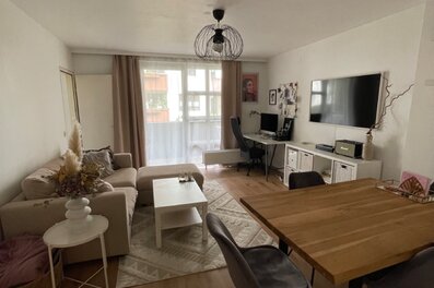Heller Wohn-Essbereich mit modernem Ambiente – 2-Zimmer Wohnung zur Kurzzeitmiete & Wohnen auf Zeit für 1 bis 6 Monate in Salzburg