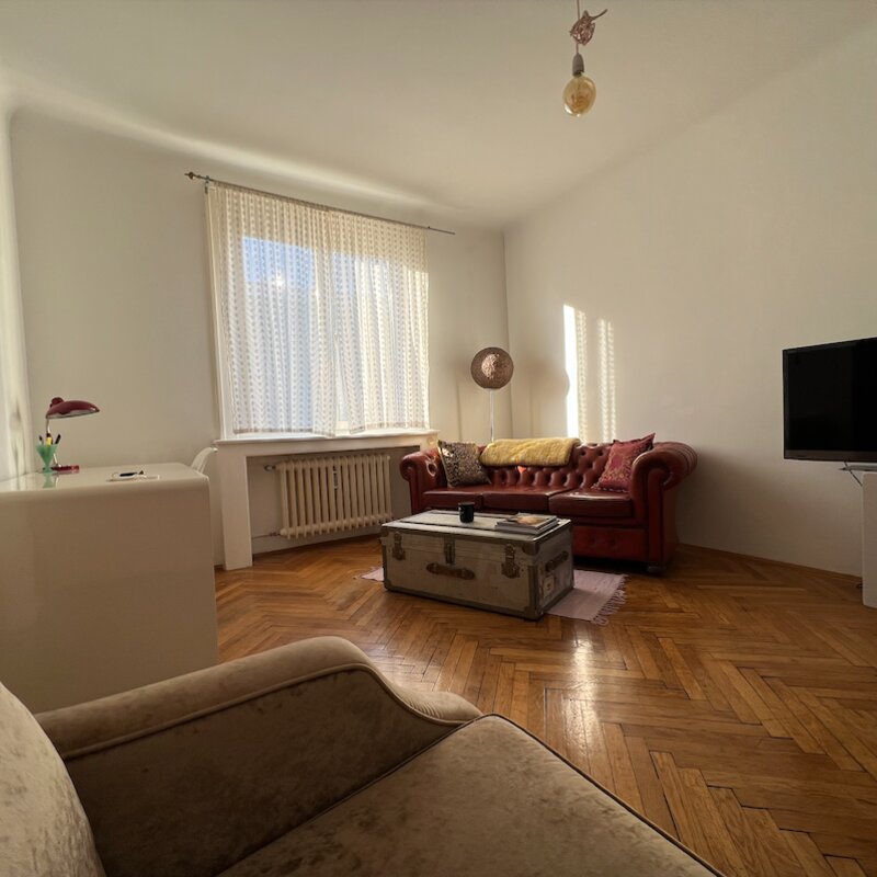 Sofas (Chesterfield;), Schreibtisch (schnelles Wifi), TV (Kabel) | © BC