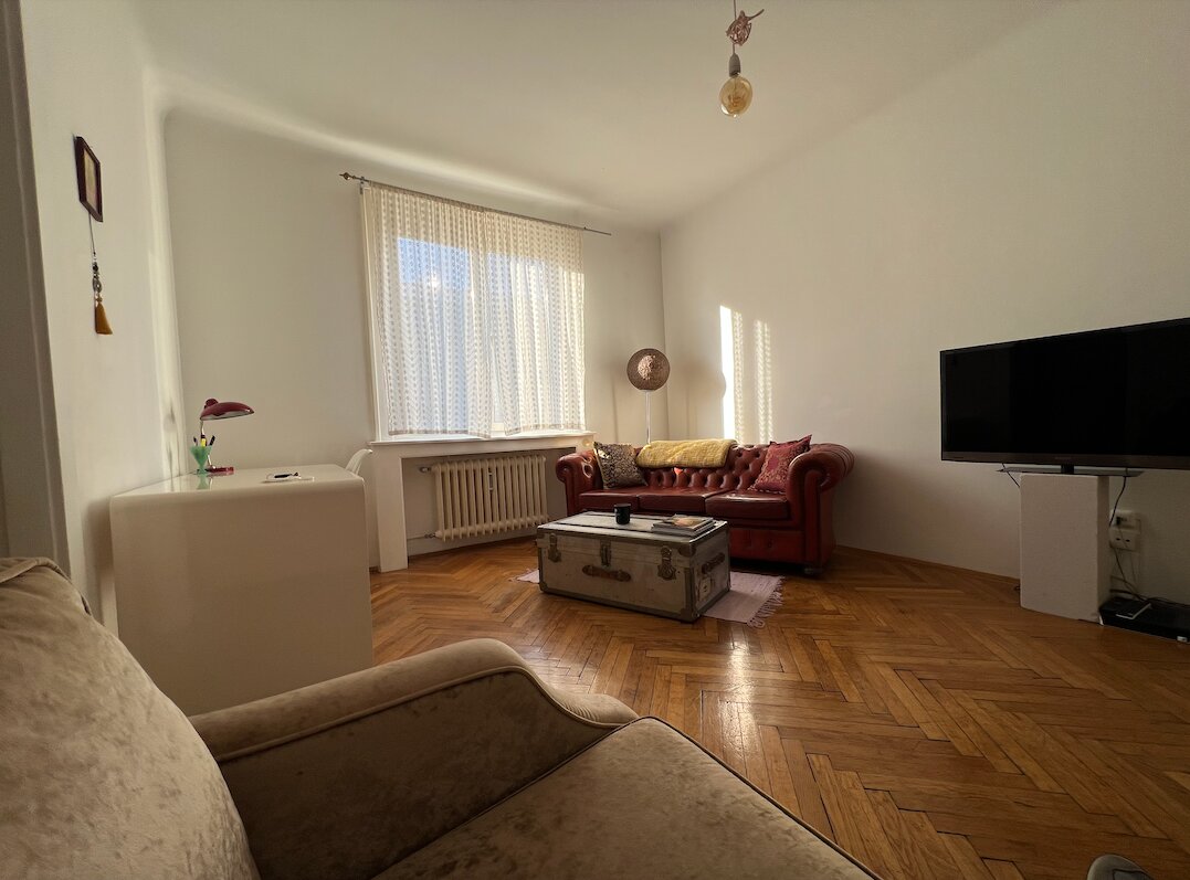 Sofas (Chesterfield;), Schreibtisch (schnelles Wifi), TV (Kabel) | © BC