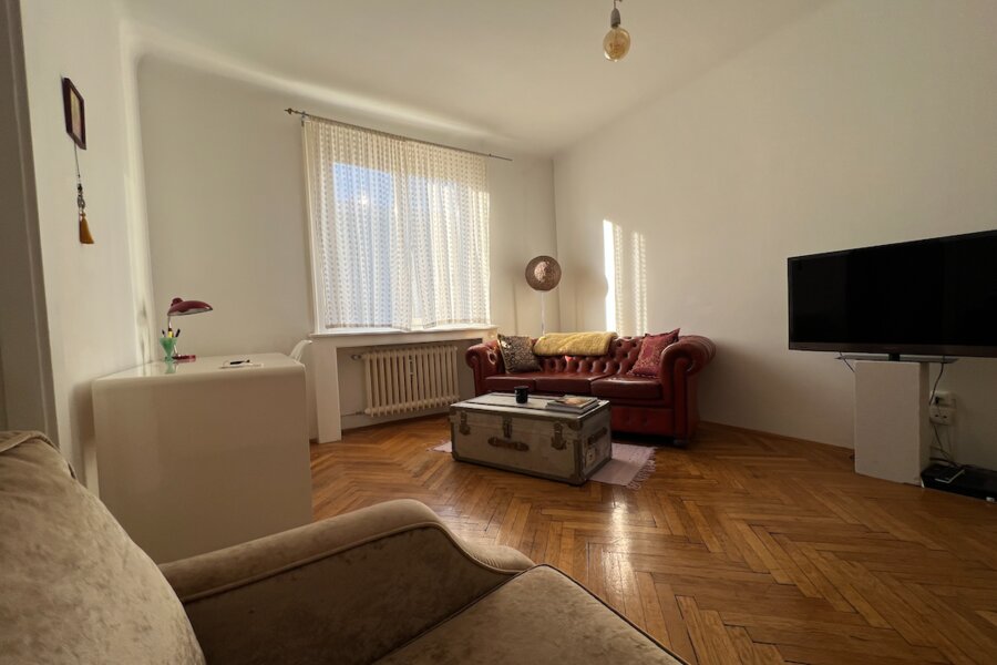 Sofas (Chesterfield;), Schreibtisch (schnelles Wifi), TV (Kabel) | © BC