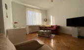 sofas (Chesterfield;), working desk (extra-fast Wifi), TV (cable) | © BC