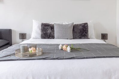 Elegantes Schlafzimmer im 1-Zimmer Apartment – Wohnen auf Zeit & Kurzzeitmiete für 1 bis 6 Monate in Wien
