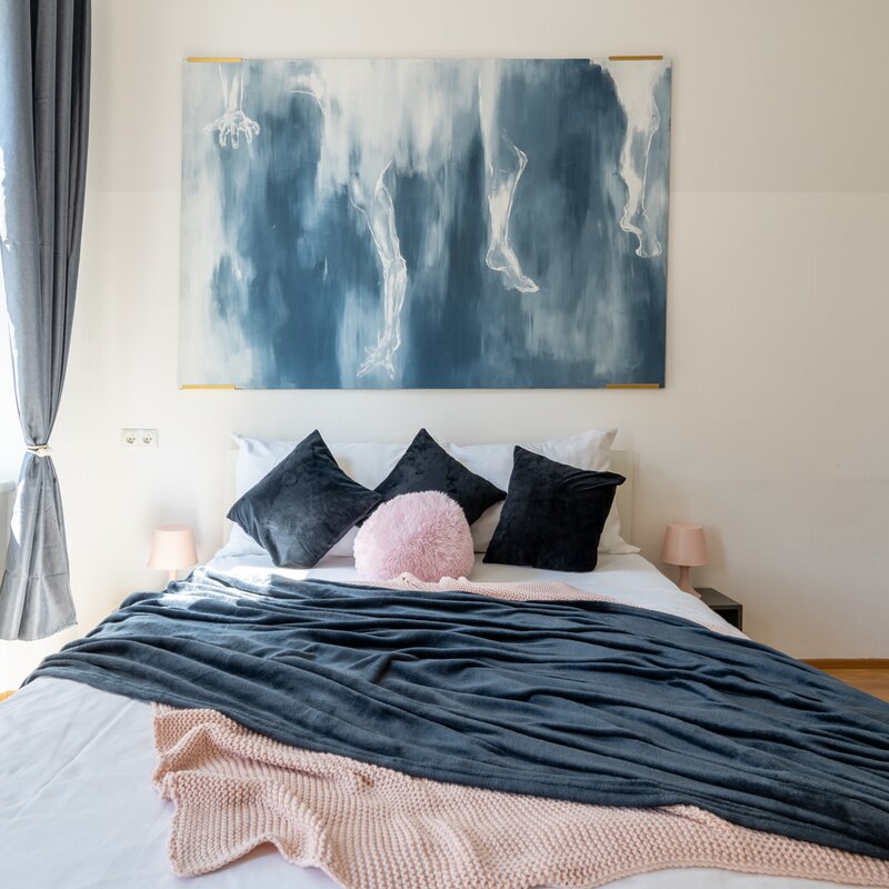 Stilvolles Schlafzimmer mit Kunstwand, 1-Zimmer Apartment zur Kurzzeitmiete, Wohnen auf Zeit 1–6 Monate, Wien