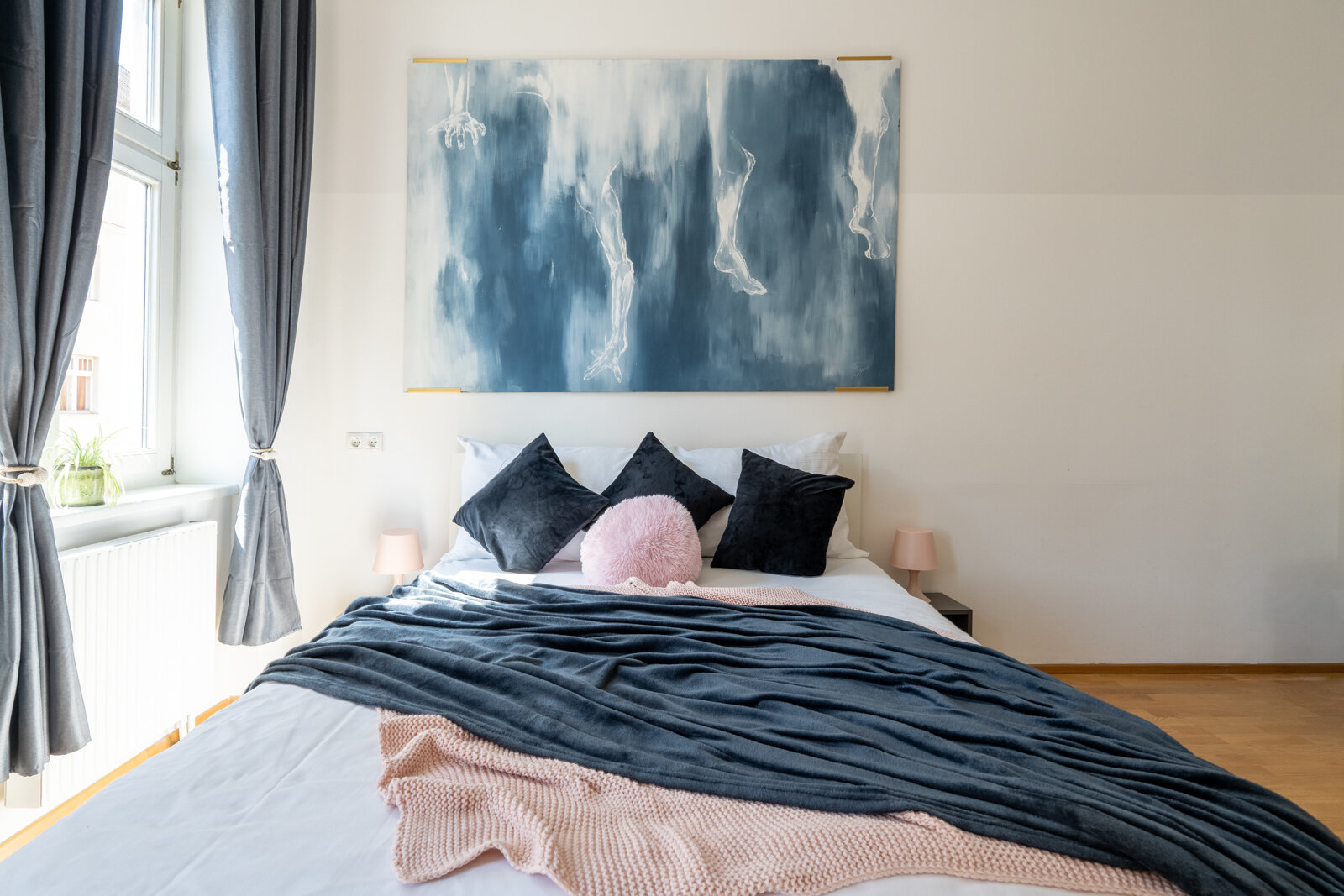 Stilvolles Schlafzimmer mit Kunstwand, 1-Zimmer Apartment zur Kurzzeitmiete, Wohnen auf Zeit 1–6 Monate, Wien