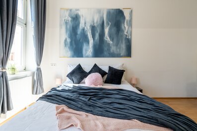 Stilvolles Schlafzimmer mit Kunstwand, 1-Zimmer Apartment zur Kurzzeitmiete, Wohnen auf Zeit 1–6 Monate, Wien