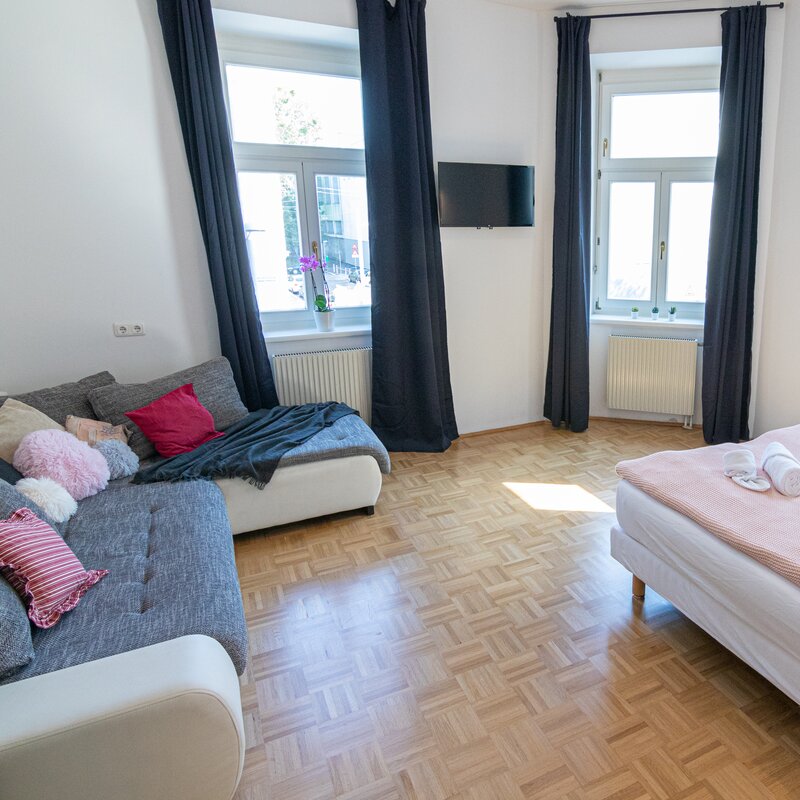 Helles Wohnschlafzimmer mit Doppelbett & Sofa – 2-Zimmer Wohnung zur Kurzzeitmiete, Wohnen auf Zeit 1 bis 6 Monate, Wien