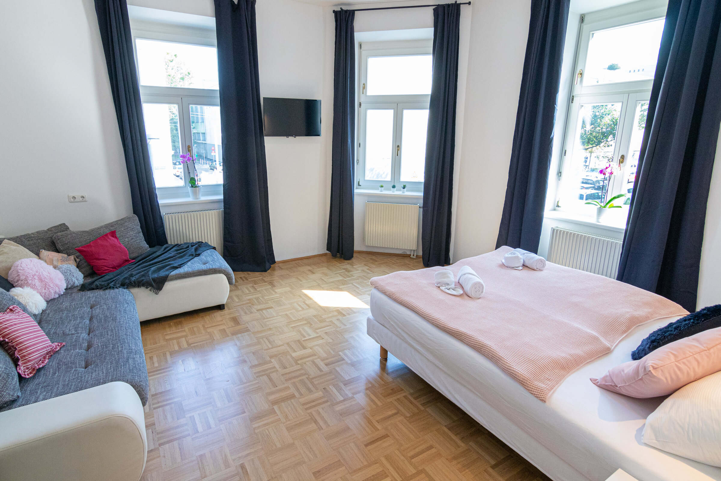 Helles Wohnschlafzimmer mit Doppelbett & Sofa – 2-Zimmer Wohnung zur Kurzzeitmiete, Wohnen auf Zeit 1 bis 6 Monate, Wien