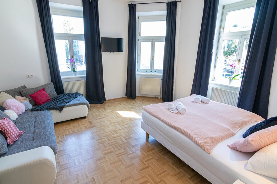 Helles Wohnschlafzimmer mit Doppelbett & Sofa – 2-Zimmer Wohnung zur Kurzzeitmiete, Wohnen auf Zeit 1 bis 6 Monate, Wien