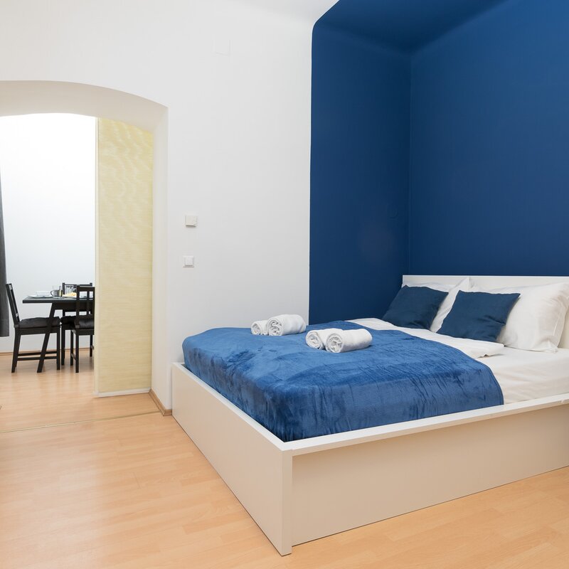 Helles Schlafzimmer mit Doppelbett – 3-Zimmer Wohnung zur Kurzzeitmiete Wien, Wohnen auf Zeit für 1 bis 6 Monate