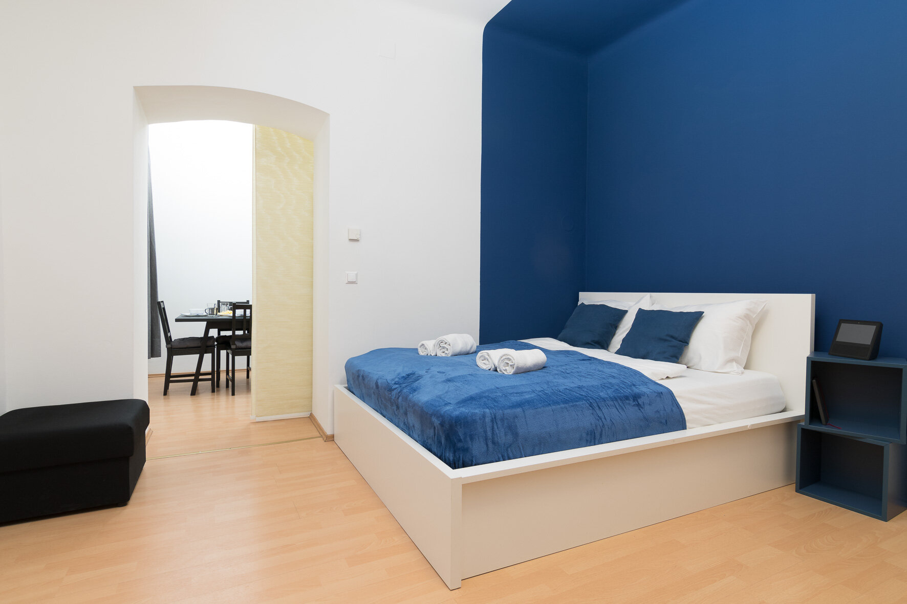 Helles Schlafzimmer mit Doppelbett – 3-Zimmer Wohnung zur Kurzzeitmiete Wien, Wohnen auf Zeit für 1 bis 6 Monate
