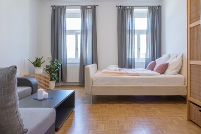 Helles Wohnschlafzimmer mit Doppelbett & Sofa – 3-Zimmer-Wohnung zur Kurzzeitmiete & Wohnen auf Zeit für 1 bis 6 Monate in Wien