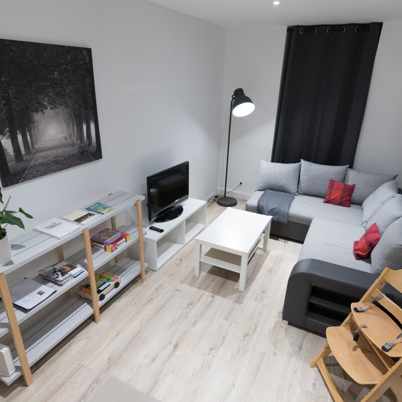Helles Wohnzimmer mit Sofa & TV – 4-Zimmer Wohnung zur Kurzzeitmiete, Wohnen auf Zeit 1 bis 6 Monate, Wien