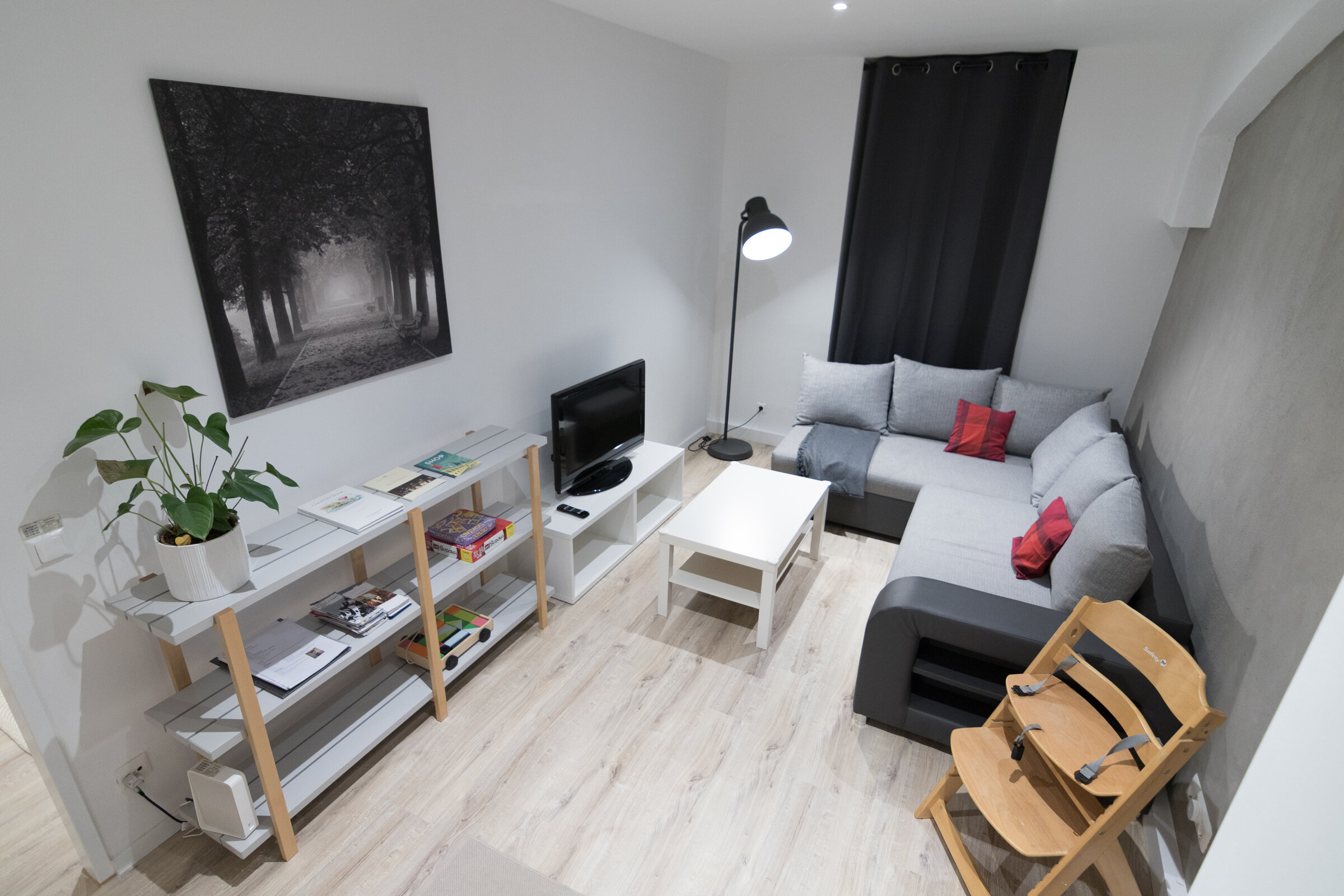 Helles Wohnzimmer mit Sofa & TV – 4-Zimmer Wohnung zur Kurzzeitmiete, Wohnen auf Zeit 1 bis 6 Monate, Wien