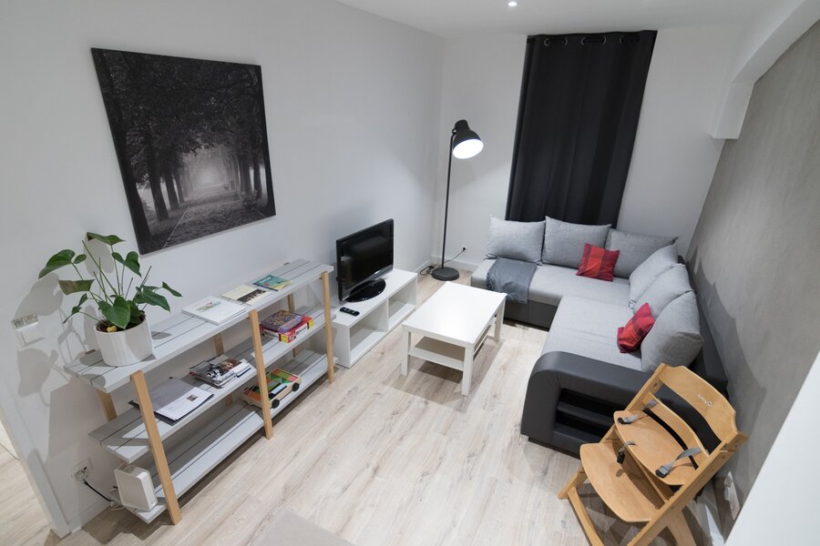 Helles Wohnzimmer mit Sofa & TV – 4-Zimmer Wohnung zur Kurzzeitmiete, Wohnen auf Zeit 1 bis 6 Monate, Wien