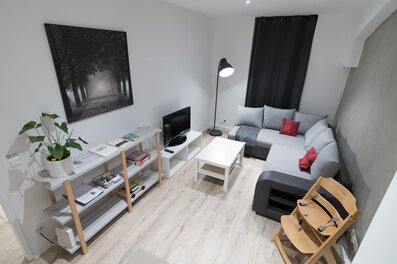 Helles Wohnzimmer mit Sofa & TV – 4-Zimmer Wohnung zur Kurzzeitmiete, Wohnen auf Zeit 1 bis 6 Monate, Wien