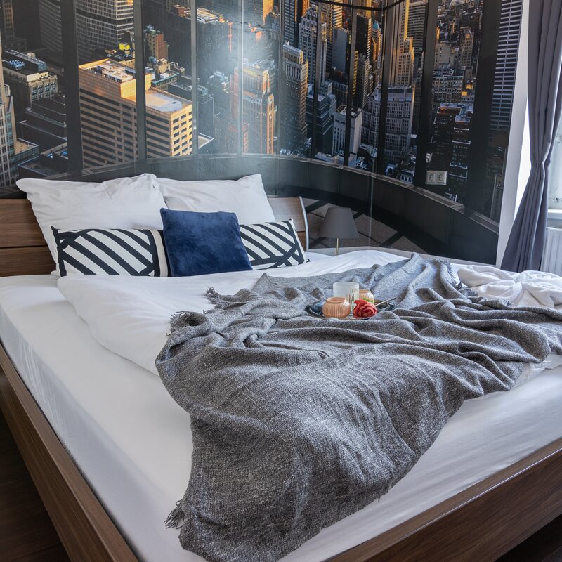 Stilvolles Schlafzimmer mit Doppelbett & Skyline-Wandbild – 2-Zimmer Wohnung, Kurzzeitmiete Wien, Wohnen auf Zeit 1 bis 6 Monate