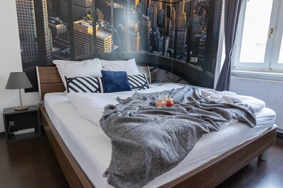 Stilvolles Schlafzimmer mit Doppelbett & Skyline-Wandbild – 2-Zimmer Wohnung, Kurzzeitmiete Wien, Wohnen auf Zeit 1 bis 6 Monate