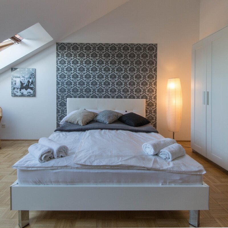 Helles 1-Zimmer Apartment mit Dachschräge & Dachfenster – Kurzzeitmiete Wien, Wohnen auf Zeit 1 bis 6 Monate