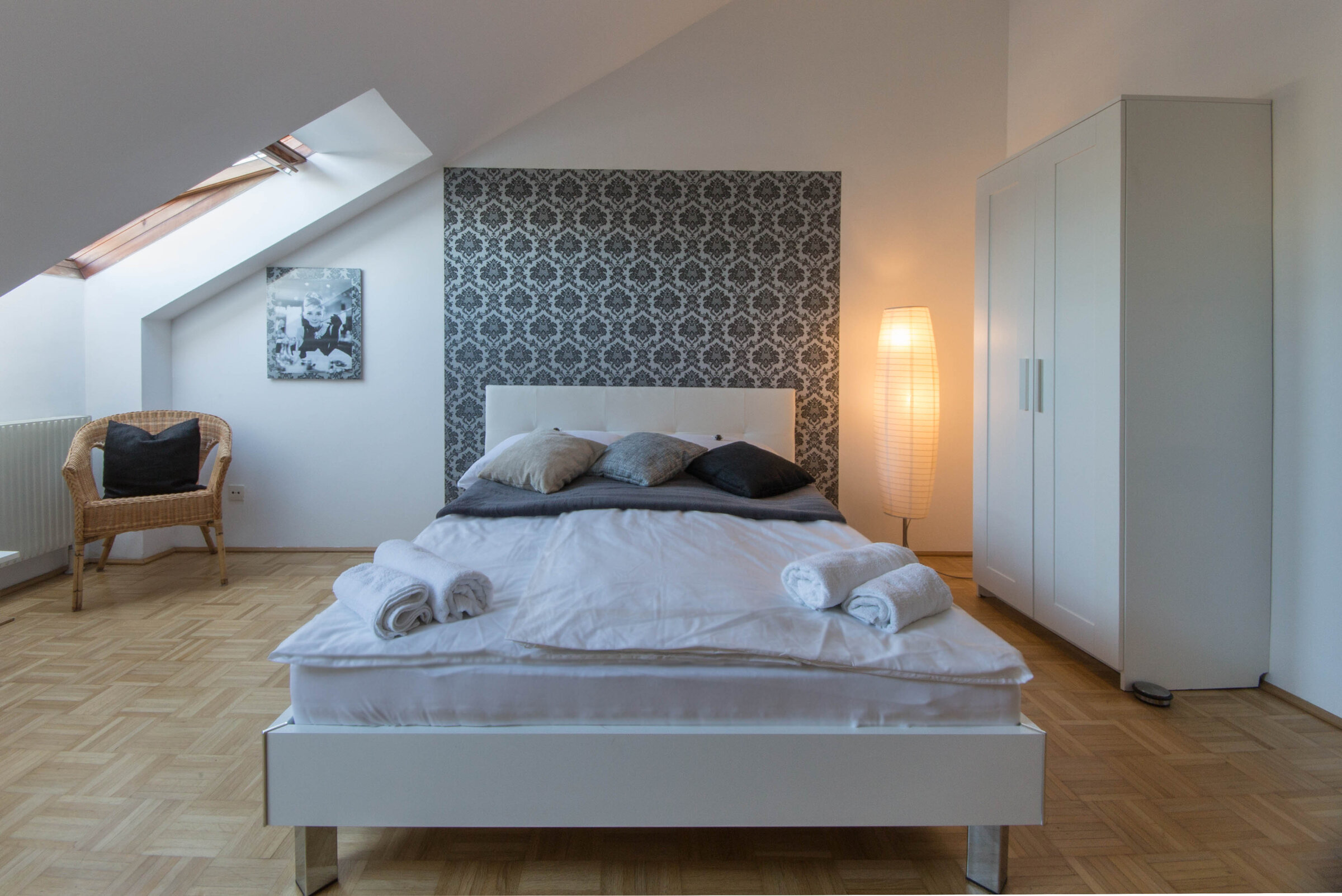 Helles 1-Zimmer Apartment mit Dachschräge & Dachfenster – Kurzzeitmiete Wien, Wohnen auf Zeit 1 bis 6 Monate