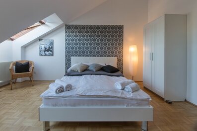 Helles 1-Zimmer Apartment mit Dachschräge & Dachfenster – Kurzzeitmiete Wien, Wohnen auf Zeit 1 bis 6 Monate