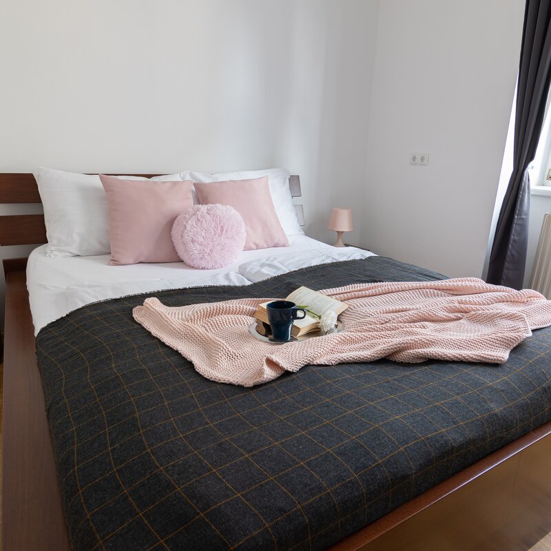 Helles Schlafzimmer mit Doppelbett, 2-Zimmer-Wohnung, Kurzzeitmiete & Wohnen auf Zeit für 1 bis 6 Monate in Wien
