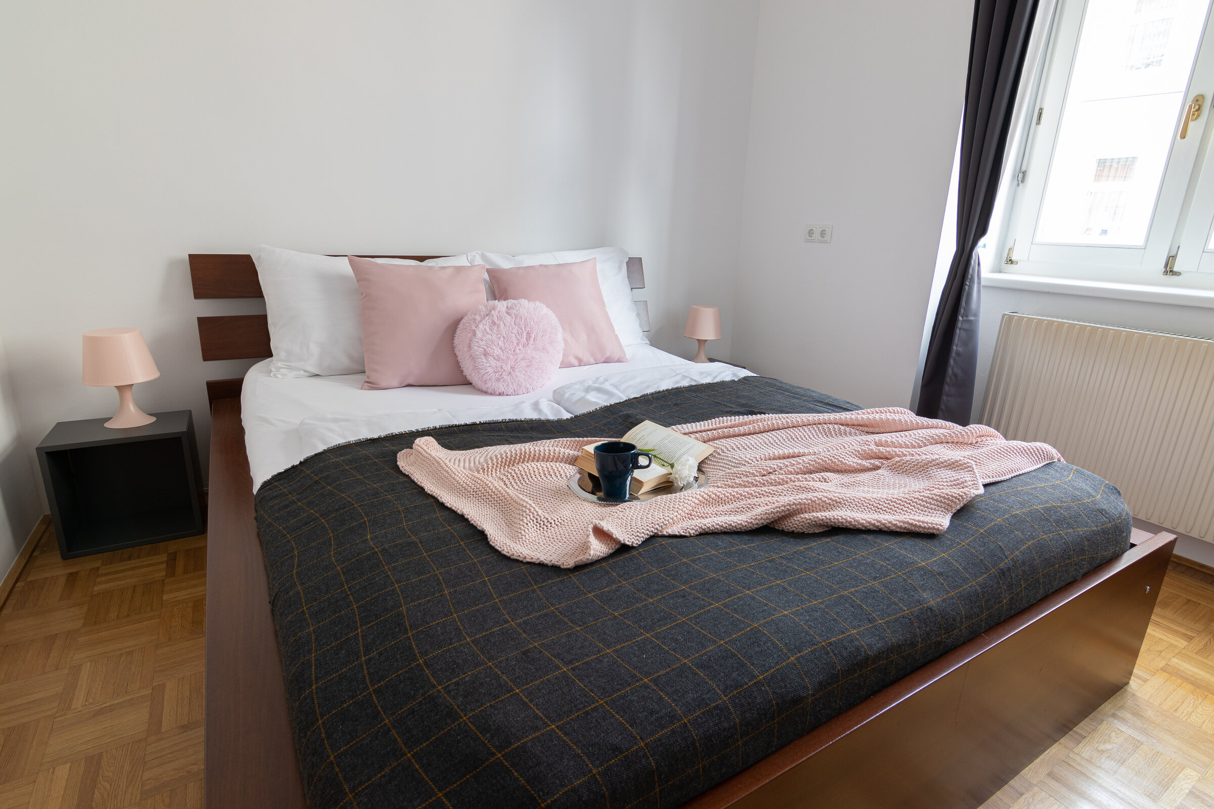 Helles Schlafzimmer mit Doppelbett, 2-Zimmer-Wohnung, Kurzzeitmiete & Wohnen auf Zeit für 1 bis 6 Monate in Wien