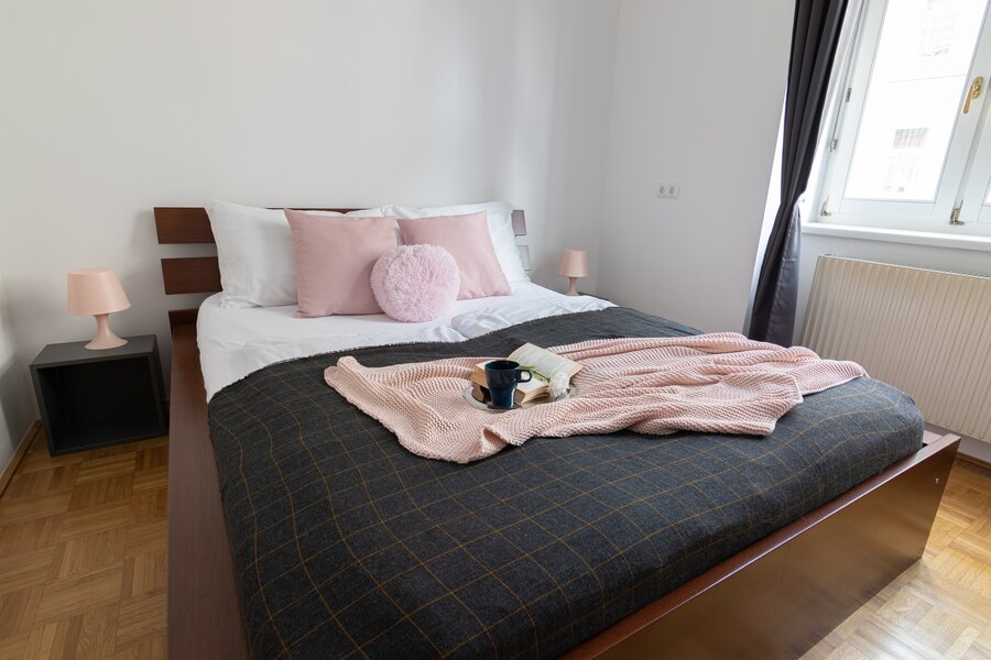 Helles Schlafzimmer mit Doppelbett, 2-Zimmer-Wohnung, Kurzzeitmiete & Wohnen auf Zeit für 1 bis 6 Monate in Wien