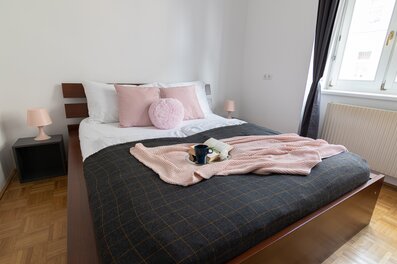 Helles Schlafzimmer mit Doppelbett, 2-Zimmer-Wohnung, Kurzzeitmiete & Wohnen auf Zeit für 1 bis 6 Monate in Wien