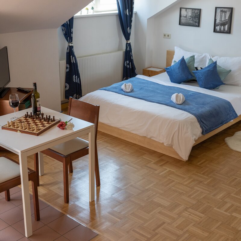 Helles 1-Zimmer Apartment mit Doppelbett, Esstisch & Schachbrett – Kurzzeitmiete Wien, Wohnen auf Zeit für 1 bis 6 Monate