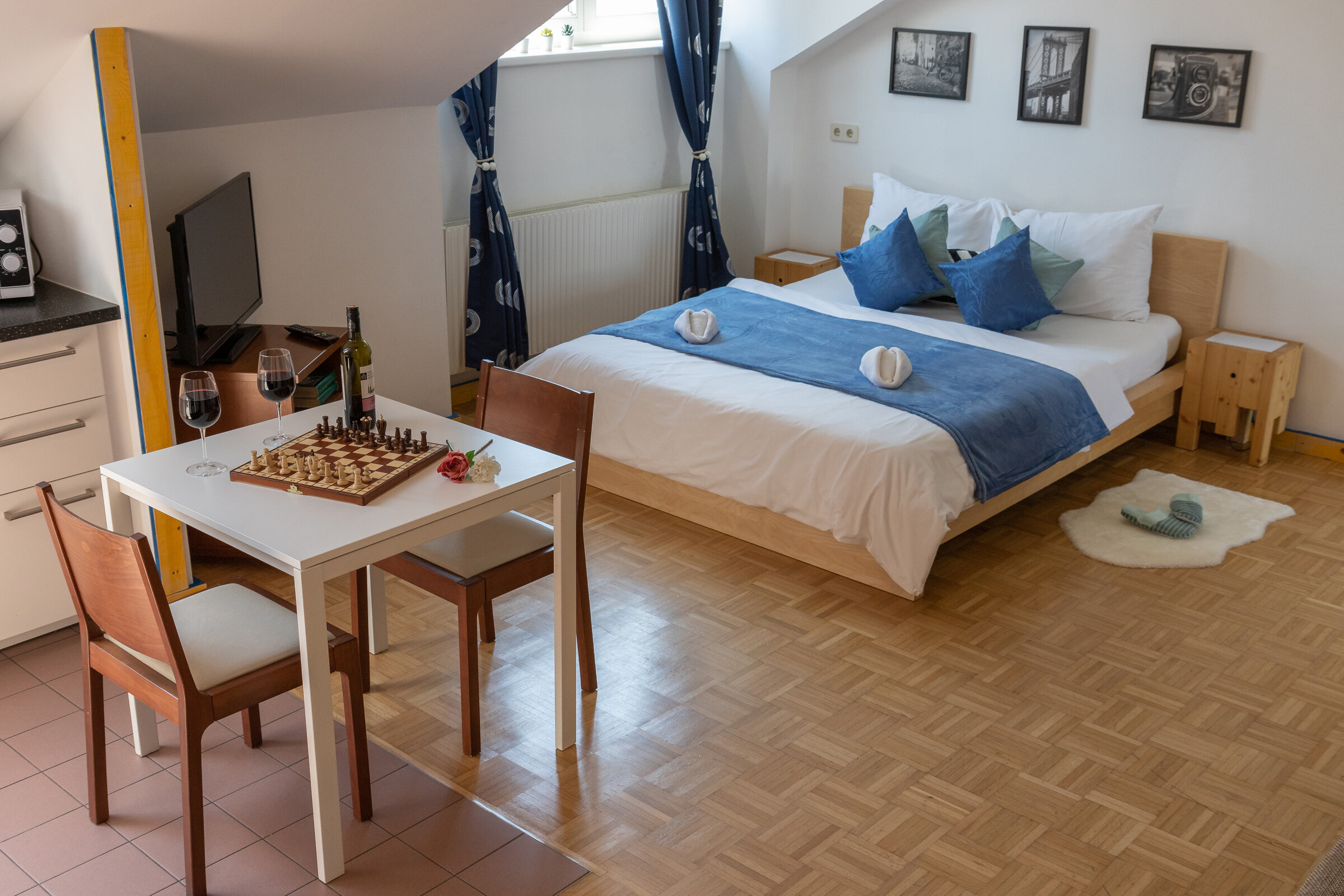 Helles 1-Zimmer Apartment mit Doppelbett, Esstisch & Schachbrett – Kurzzeitmiete Wien, Wohnen auf Zeit für 1 bis 6 Monate