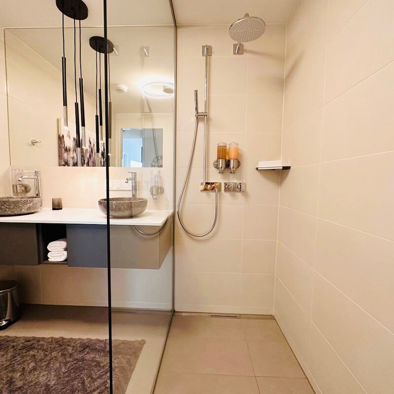 Badezimmer mit Walk-In Dusche