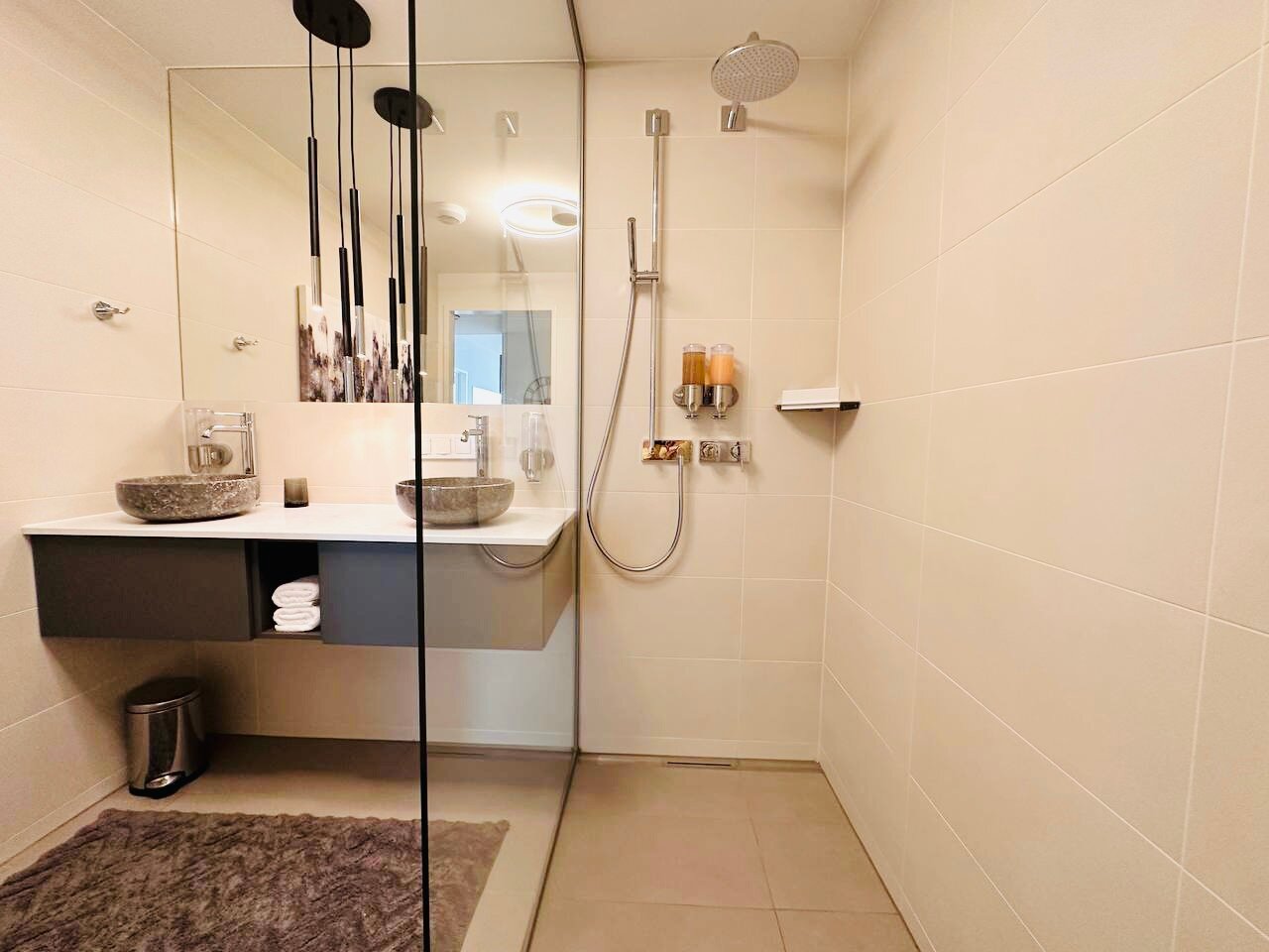 Badezimmer mit Walk-In Dusche