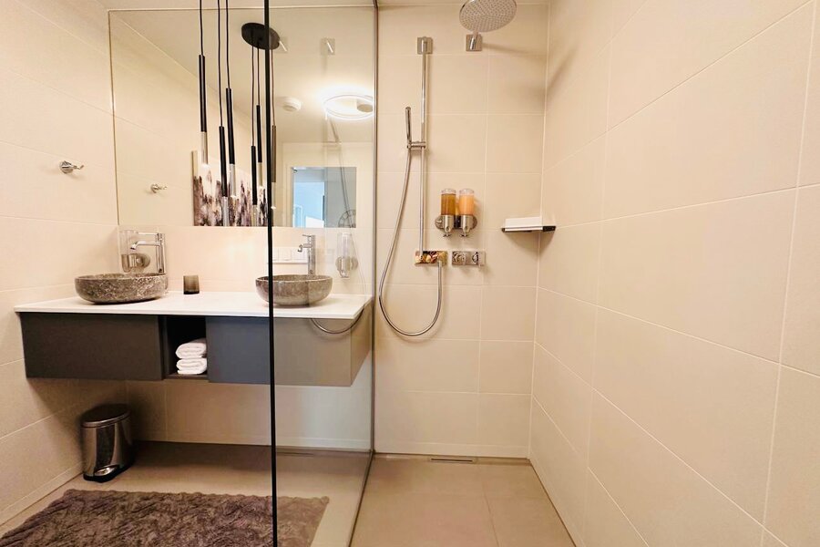 Badezimmer mit Walk-In Dusche