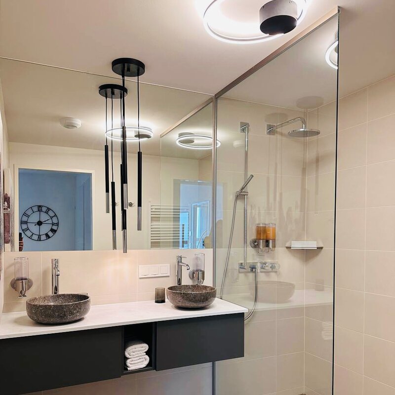 Badezimmer mit Walk-In Dusche