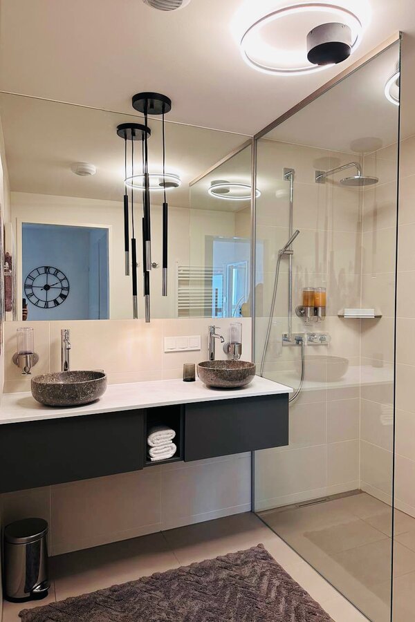 Badezimmer mit Walk-In Dusche