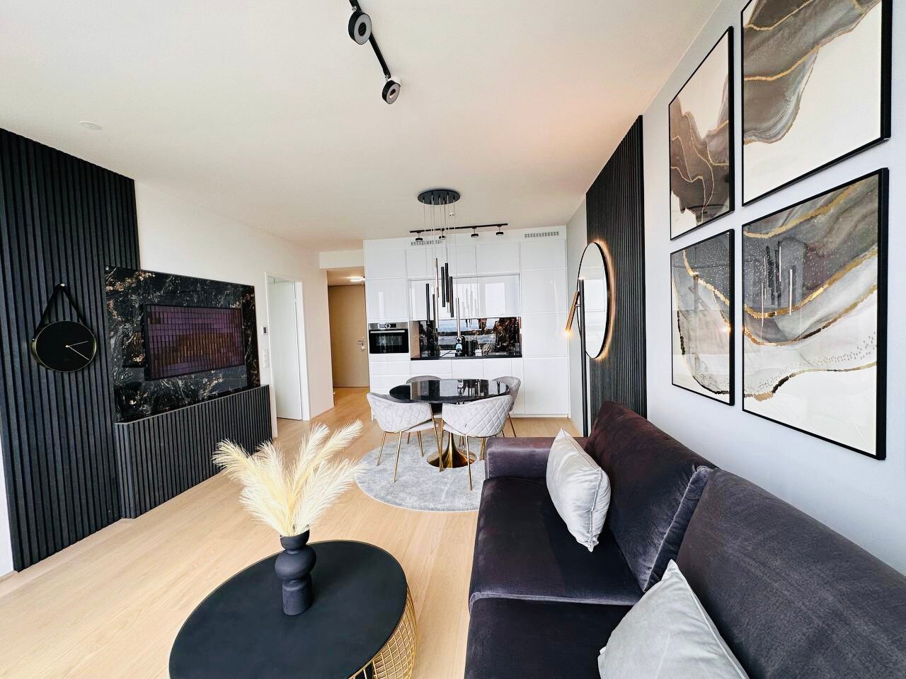 Wohnzimmer Panorama zum Eingangsbereich