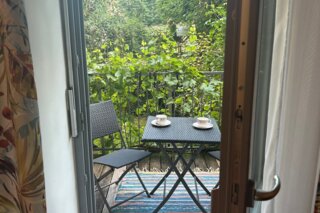 Am Abend die Balkontüre öffnen, es ist ruhig und die frische Luft atmen und genüsslich ein Getränk auf der Terrasse nehmen oder die Wäsche auslüften oder ein Buch lesen... sehr gemütlich 