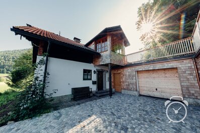 Detached house with garage & west terrace – short-term rental & temporary housing for 1 to 6 months in Faistenau