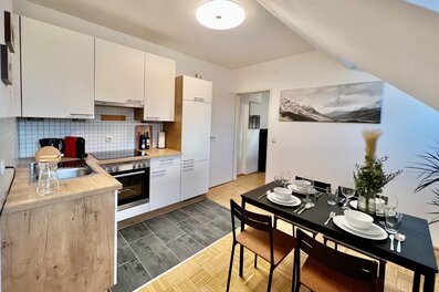Helle 2-Zimmer Wohnung mit voll ausgestatteter Küche & Essbereich – Kurzzeitmiete & Wohnen auf Zeit für 1 bis 6 Monate in Linz