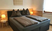 Boxspringbett, Kleiderschrank, TV